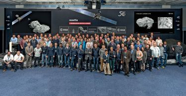Le même jour, l’équipe de l’Agence spatiale européenne qui a contrôlé l’atterrissage de Philae au Centre européen d’opérations spatiales (Esoc) à Darmstadt, en Allemagne.