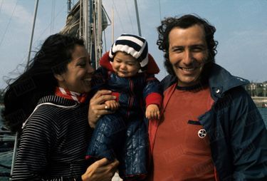 Alain Colas et son épouse Teura posent avec leur fille Vaïmiti à la proue du 