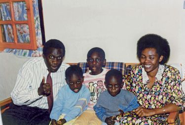 Au Rwanda, que ses parents Emile et Pascasie ont retrouvé après leurs études en Allemagne, Corneille (au centre) entouré de ses petits frères, Christian et Florian