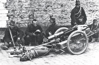 Chiens attelés à une mitrailleuse lourde en Belgique, 1914. Ils étaient muselés pour ne pas aboyer et prévenir l’ennemi.