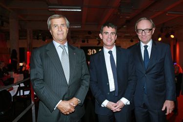 Le Premier ministre Manuel Valls visitant l'exposition Canal+, puis entouré par Vincent Bolloré et Bertrand Meheut.