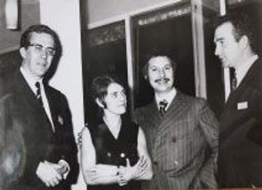 En 1964, Robert Vachy et son épouse lors d'un congrès de rhumatologie pour le lancement de "Calcium Forte", premier médicament issu de ses recherches chez Sandoz.