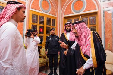 Salah Khashoggi face au roi Salmane et au prince héritier Mohammed ben Salmane.