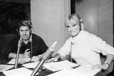 Philippe Gildas et Maryse animent la matinale sur Europe 1, le 7 décembre 1977.