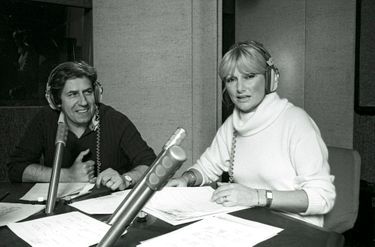 En décembre 1977, dans les studios d’Europe 1. Aux commandes de la matinale, Philippe est en duo avec Maryse. Ils se marieront en 1984.