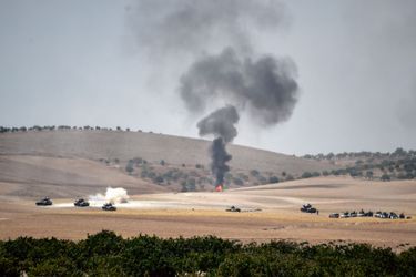 Des chars turcs protègent l’avancée de combattants syriens rebelles
