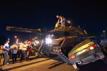 Des manifestants pro-Erdogan à l’assaut d’un char à Istanbul le 16 juillet, durant la tentative de coup d’Etat.