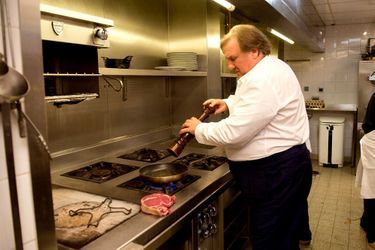 Huit heures du matin : Gérard prépare une côte de boeuf dans les cuisines de La Fontaine Gaillon, son restaurant du IIe arrondissement.