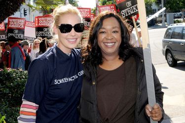 Katherine Heigl et Shonda Rhimes lors de la grève des scénaristes en décembre 2007