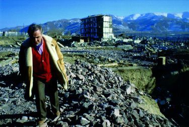 Lors de sa visite, en février 1989. C’est le choc. En moins de huit secondes, une faille s’est ouverte sur 20 kilomètres. Il y a 500 000 sans-abri. Vingt ans plus tard, en 2008, Aznavour sera fait citoyen arménien.