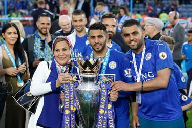 Riyad Mahrez célébrant le titre de Champion d'Angleterre avec sa famille au King Power Stadium