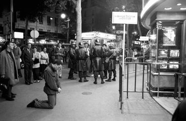 Manifestations devant une salle projetant « La Dernière Tentation du Christ » de Martin Scorcese à Paris le 28 septembre 1988.