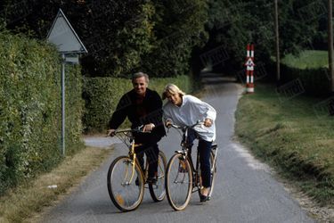 Charles Aznavour et Ulla se promènent en vélo à Cologny, en Suisse, le 25 septembre 1987.