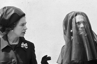 A côté de la reine Elizabeth II, Wallis voit à jamais partir ses rêves de reconnaissance avec la mort du duc de Windsor, en 1972