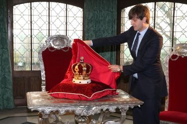 Le prince Ernst August de Hanovre dévoile la couronne des rois de Hanovre au château de Marienburg, le 11 avril 2014