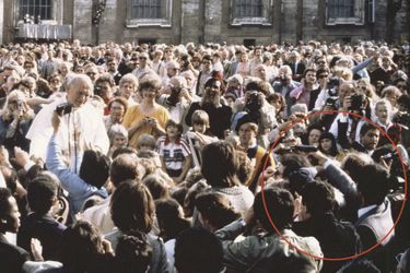 En bas à droite, cerclé de rouge, Mehmet Ali Agça s'apprête à tirer sur le pape Jean-Paul II.