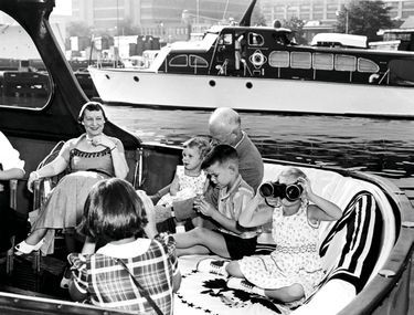 Peu avant la fin de son mandat, le président des Etats-Unis Ike Eisenhower, en croisière sur le Potomac, avec Mamie, sa femme, et leurs quatre petits-enfants : Dwight II (né en 1948), Barbara (1949), Susan (1951) et Mary (1955).