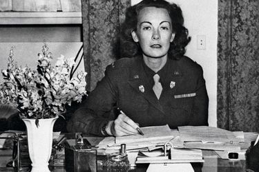 Kay à son bureau du SHAEF (QG des forces alliées) à Francfort, en octobre 1945, dans son uniforme de WAC, le corps féminin de l’armée américaine. Nommée lieutenant, puis capitaine, elle est la première femme ofcier d’ordonnance d’un général cinq étoiles.