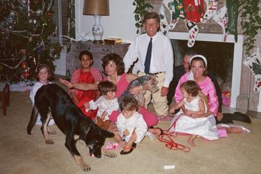 Noël 1962, à Palm Beach. John Fitzgerald Kennedy et Jackie, avec leurs enfants Caroline (à gauche) et John-John sur les genoux de sa mère. Lee, devant son mari Stanislas Radziwill, avec leur fils, Anthony (au premier plan), et leur fille, Christina.