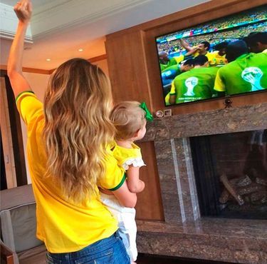 Gisele soutient le Brésil avec sa fille pendant la Coupe du Monde 2014.