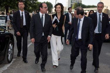 A Arles, la ministre de la Culture et François Hollande sont allés visiter les chantiers de la Fondation Luma et les expositions de la Grande Halle.