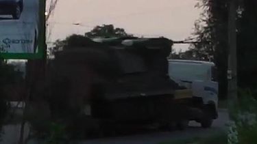 Le même camion photographié à l'aube du vendredi 18 juillet 2014 par une caméra de surveillance dans la ville de Krasnodon, tout près de la frontière russe, selon cette image circulée par le renseignement ukrainien.
