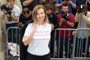Valérie Trierweiler portant un tee-shirt "Bring back our girls", avant le défilé Dior, le 7 juillet dernier.