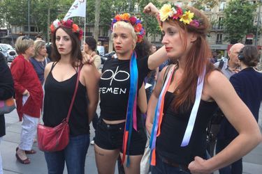 Trois membres du groupe Femen sont venues apporter leur soutien.