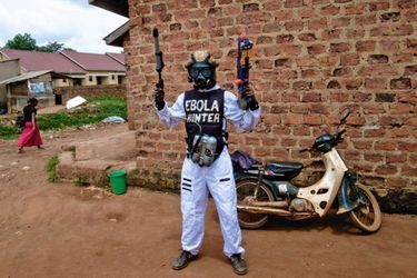 En blanc : l’acteur Searchy en costume d’Ebola Hunter !