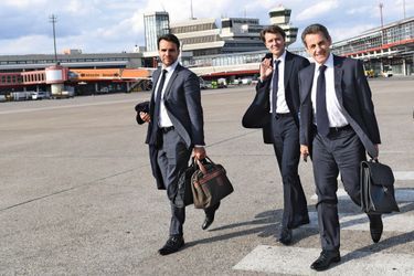 Nicolas Sarkozy et François Baroin (au centre) arrivent à Berlin, le 21 juin.