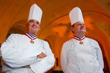 Paul Bocuse et Joël Robuchon, deux géants de la gastronomie, à la Sorbonne, en septembre 2003.