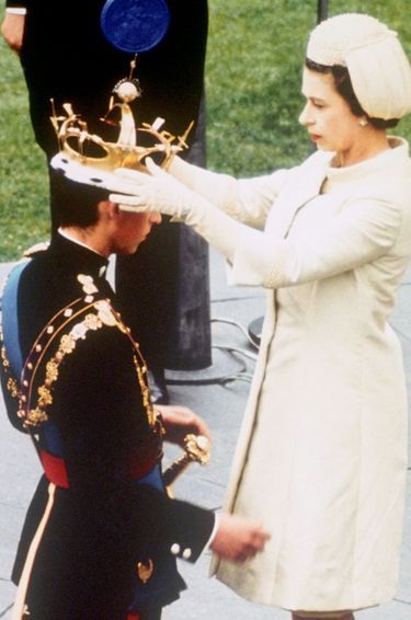 Le reine Elizabeth II investit Charles prince de Galles le 1er juillet 1969 au château de Caernarfon à Gwynedd