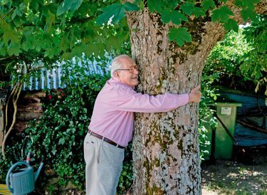 Avec son arbre fétiche, un érable faux platane, que son père a planté dans le jardin le jour de sa naissance, en 1928. Sa maison natale était un lieu de retrouvailles familiales.