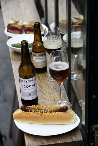 Pour siroter une bière artisanale, rien de tel qu’un bon hot-dog maison au cœur du Sentier. frenchietogo.com.
