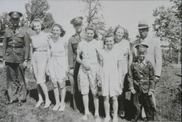 Dernière photo de la famille Hoback au complet. De g. à dr., Raymond, Mabel, Elsie, Bedford, Rachel, Lucille, Cecil et leurs parents, Marie et John.