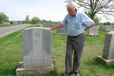 En avril 2004, Roy sur la tombe de son frère jumeau, au cimetière de Bedford.