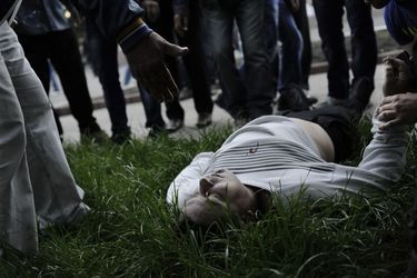 Vadim Khoudich, plombier, 38 ans, gît mort sur l'herbe.