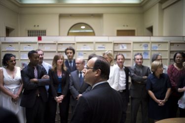 Juillet 2012: François Hollande rend visite aux salariés de la correspondance présidentielle, installés dans le palais de l'Alma, quai Branly, à Paris.