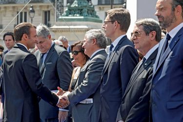 Après le discours d’Emmanuel Macron au Panthéon, poignée de main chaleureuse avec Jean Veil.