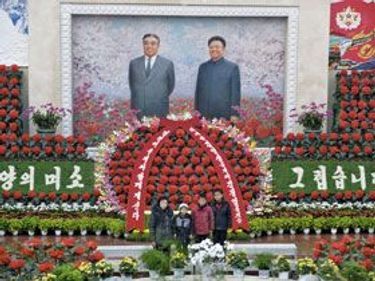 Le 16 février, anniversaire de Kim-Jong-il, est un jour de fête, celui du Festival de la Kimjongilia, un bégonia rouge baptisé en son honneur. Il est alors bienvenu de poser devant les portraits des leaders, père et fils.