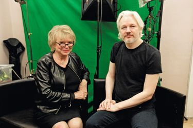 Troisième visite d’Eva Joly à l’ambassade d’Equateur. Elle a connu Assange en 2010, en Islande, avant la publication des documents confidentiels.