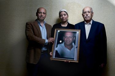 Au Caire le 22 mai, dignité et amour pour les proches d’Ahmed (de g. à dr.) : son frère Hazem, sa femme, Eman, et son père, Mohammed