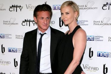Sean Penn et Charlize Theron à un gala post-Oscar, en mars dernier.