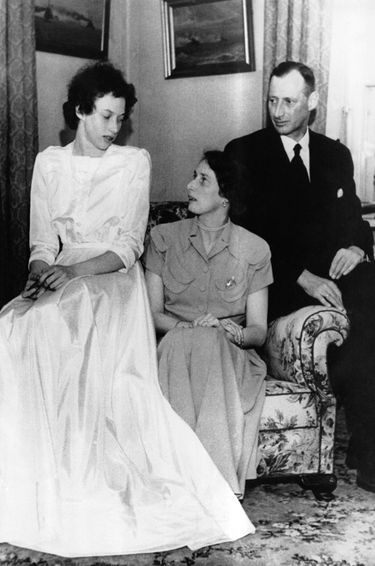 La princesse Elisabeth avec ses parents le prince Knud de Danemark et la princesse Caroline-Mathilde le 9 mai 1950