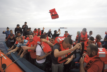 DES MIGRANTS DE LIBYE Ils traversent la Méditerranée sur une barque. Ceux-ci seront sauvés par une ONG.