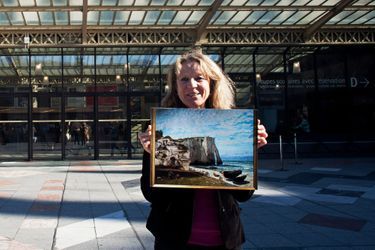 Dimanche 9 mars, Sylvie Tafani pose devant le musée d’Orsay avec une reproduction du chef-d’oeuvre de Courbet « La falaise d’Etretat », dont elle demande la restitution.
