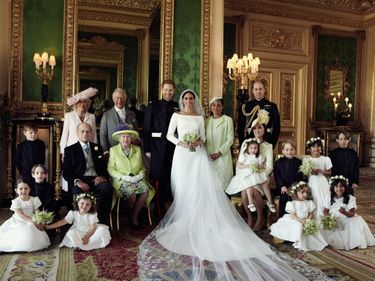Photo officielle du mariage du prince Harry et de Meghan Markle avec leurs familles et leurs enfants d'honneur