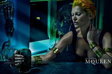 Kate Moss pose pour Alexander McQueen