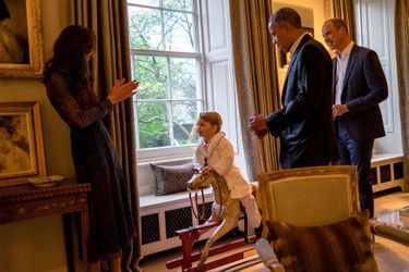 Le petit prince montre son cheval en bois aux Obama