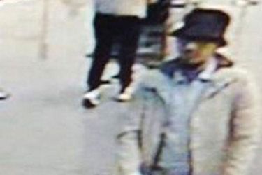 "L’homme au chapeau" sur les images de vidéosurveillance prises quelques minutes avant l'attentat à l'aéroport de Bruxelles.
